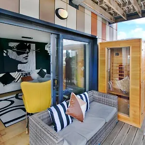 Apartment Unique Sky View -2 Bed, London